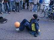 Amsterdam Maradona Soccer Juggler